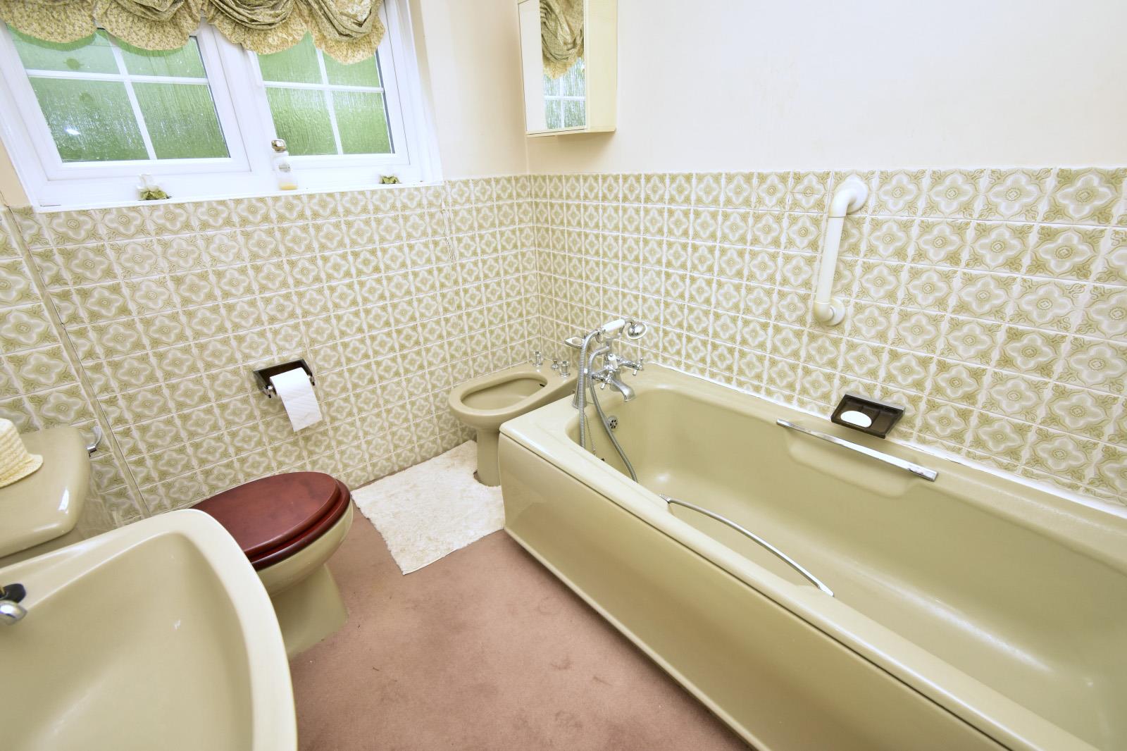 A BATHROOM.JPG